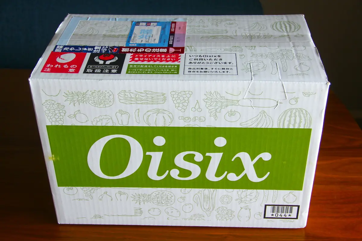 オイシックスのお試しセットが届いた段ボールの箱