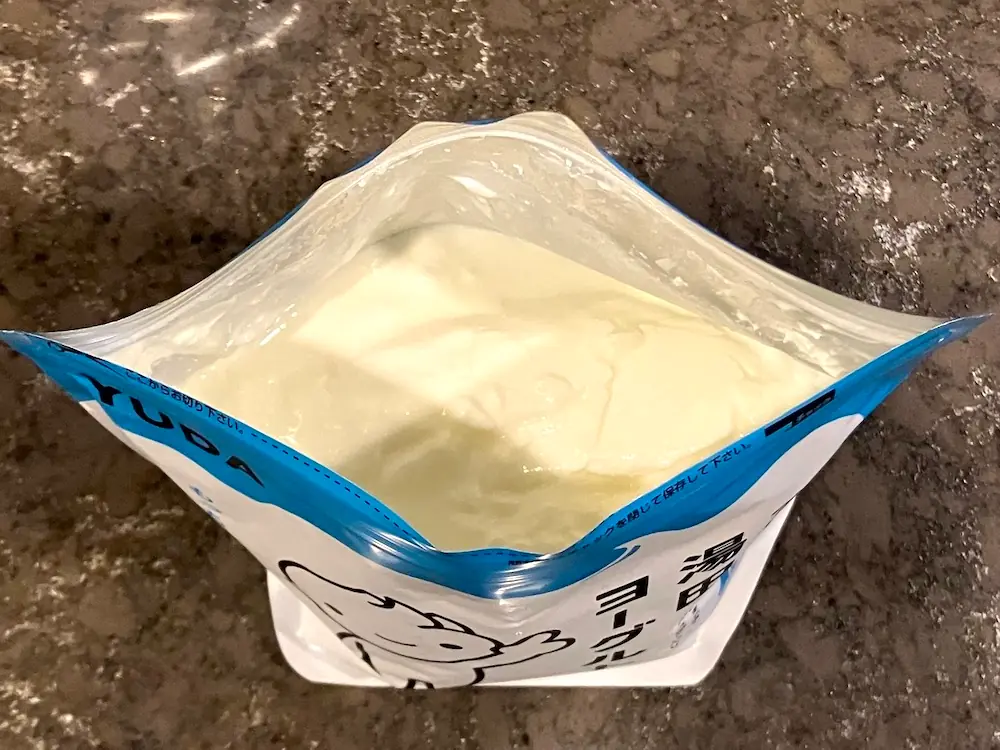 湯田ヨーグルトのアルミパウチのパッケージにヨーグルトが残り最後まできれいに食べきれない画像