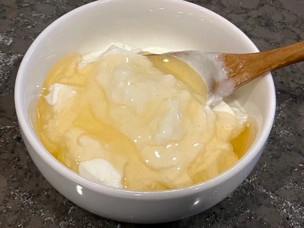 湯田ヨーグルトの食べ方：蜂蜜をかけて食べているところ