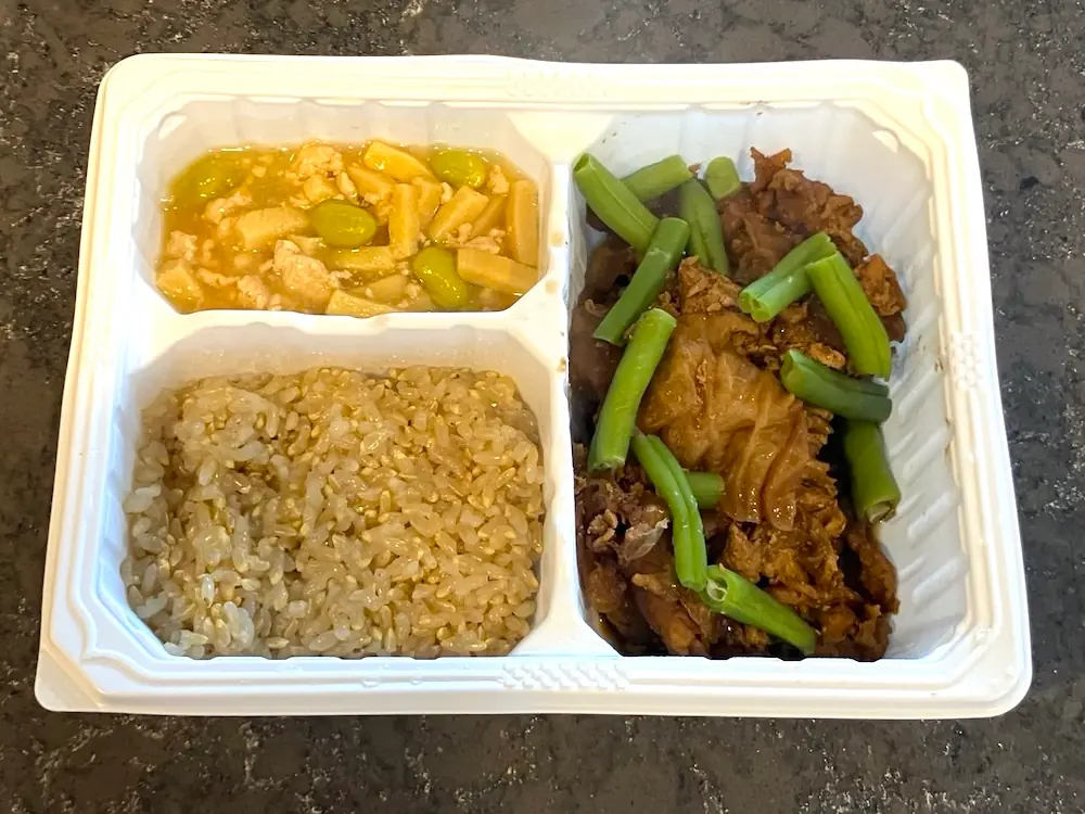 温めて食べようとしているMuscle Deli（マッスルデリ）の回鍋肉セット（GAIN用）