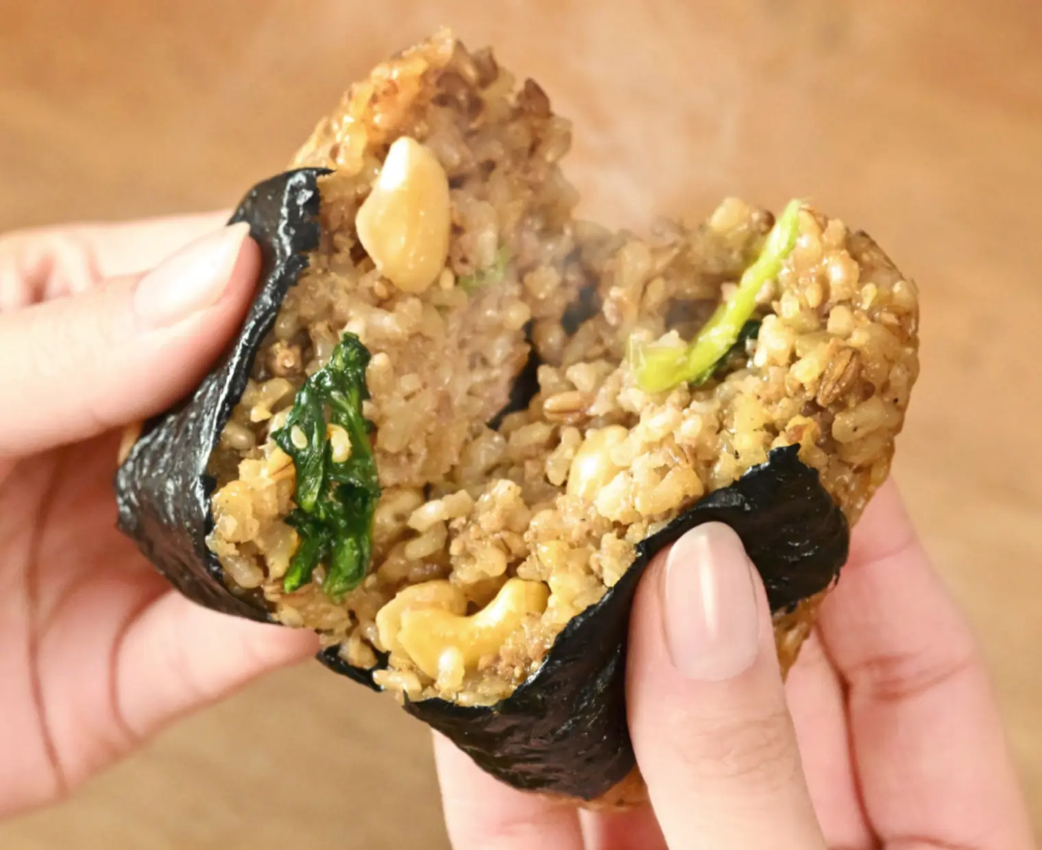 完全食おにぎり「COCOMOGU(ココモグ)」のトップページ画像(食べているところ)