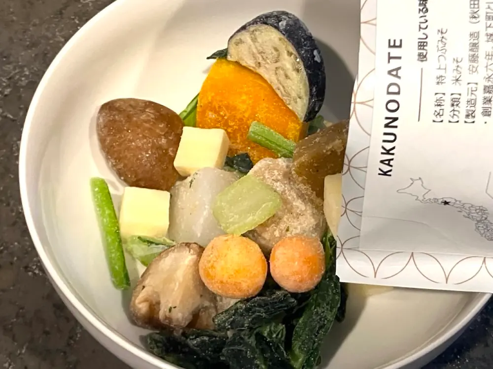 MISOVATION（ミソベーション）の具材を耐熱容器に入れているところ