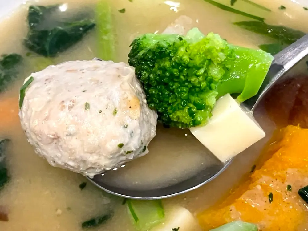 出来上がったMISOVATION（ミソベーション）の具材をスプーンで掬っているところ①