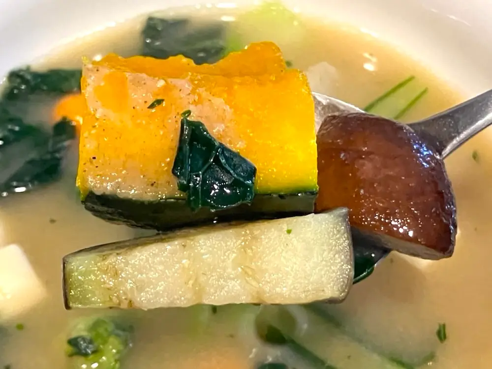 出来上がったMISOVATION（ミソベーション）の具材をスプーンで掬っているところ②