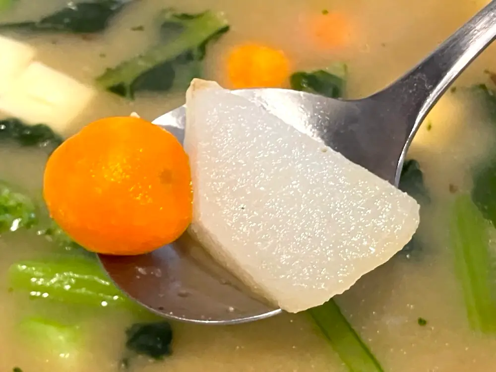 出来上がったMISOVATION（ミソベーション）の具材をスプーンで掬っているところ③