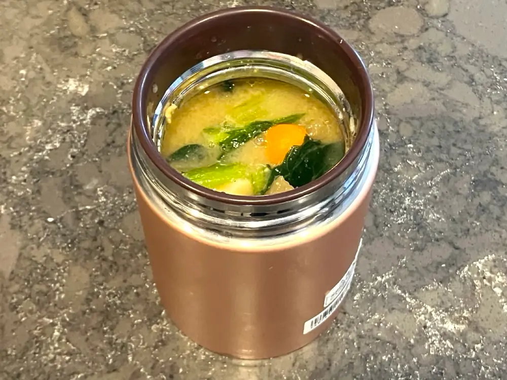 出来上がったMISOVATION（ミソベーション）のスープをスープジャーに入れてランチに持って行こうとしているところ