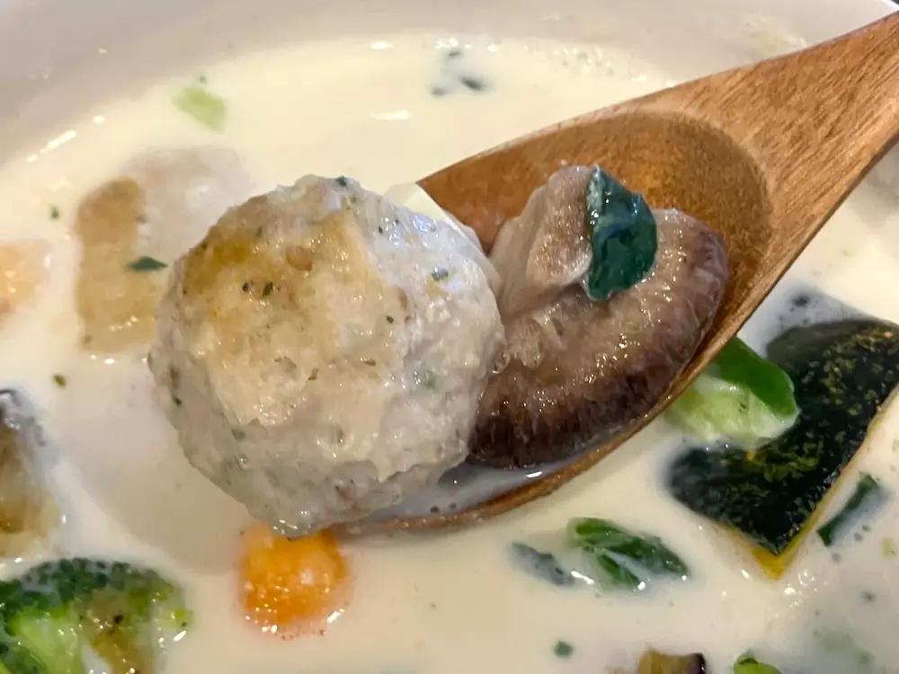 牛乳を入れてポタージュ風にして作ったMISOVATION（ミソベーション）の味噌鍋スープを食べているところ